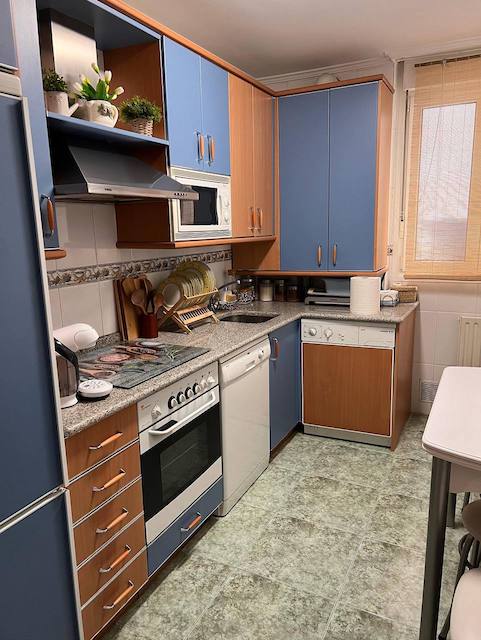 Cómo pintar un piso para alquilar: guía completa 13 Cocina sin pintar en piso para alquilar