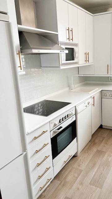 Cómo pintar un piso para alquilar: guía completa 14 Cocina pintada en color blanco y tonos madera