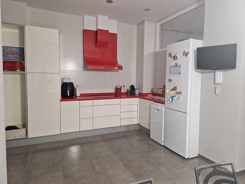 Cocina con campana y encimera roja