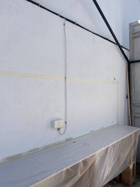 Zócalo de la cocina exterior delimitado con cinta adhesiva