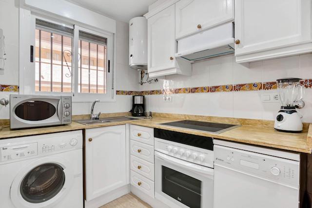 Cómo pintar un piso para alquilar: guía completa 12 Cocina de piso pintada para alquilar