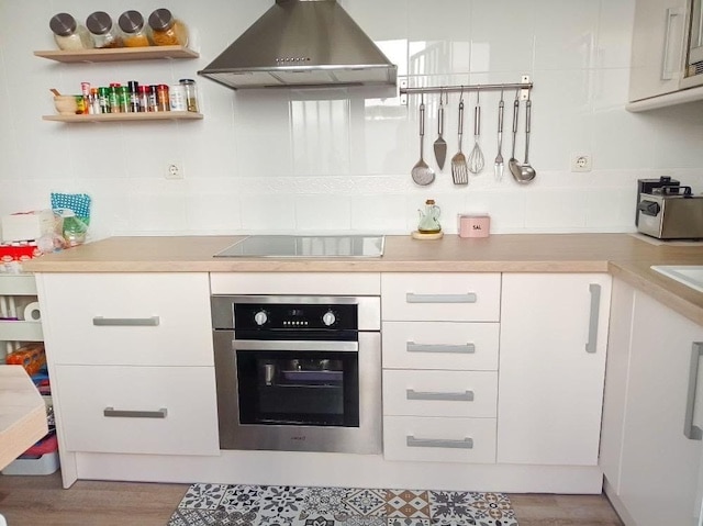 Cocina pintada de blanco muebles y cenefa, encimera color madera 