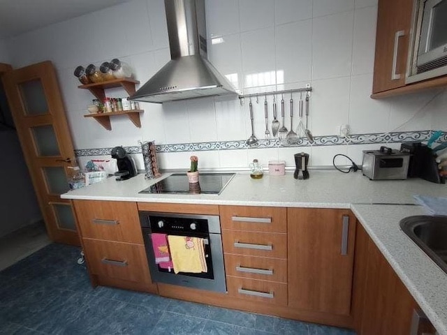 Cocina oscura con cenefa