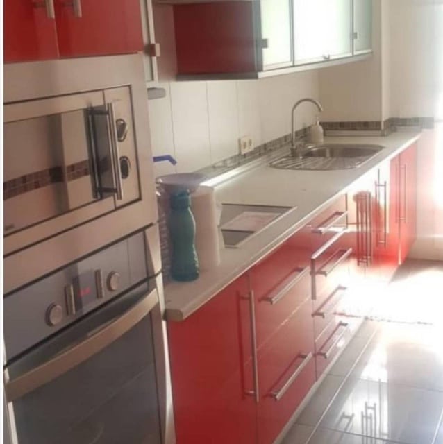 Ideas para reformar la cocina sin obras, cocina de alto brillo roja
