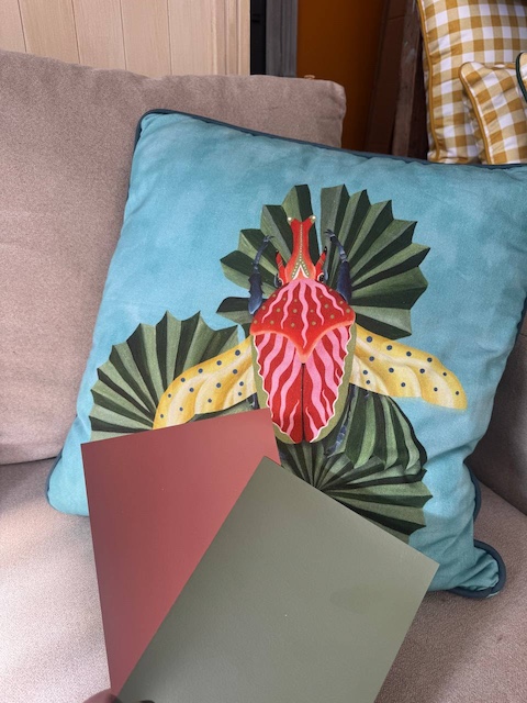 Cojín Beetle azul y muestras roja y verde