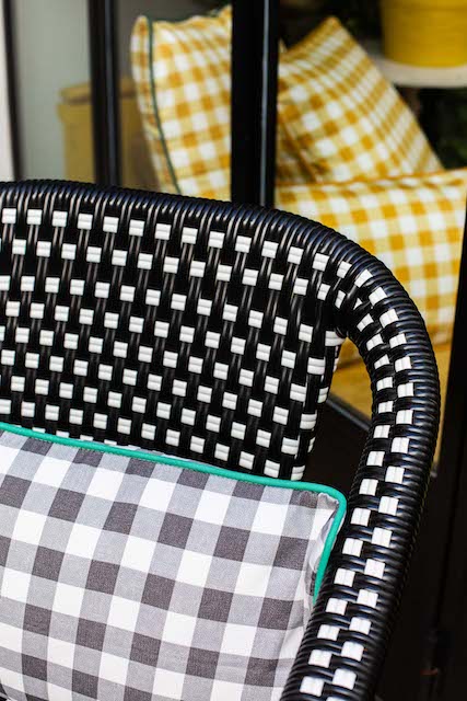 Decoracion textil para dormitorios: cojín en sillón de rafia