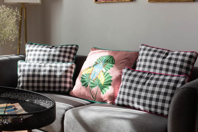 Cojines sobre un sofa