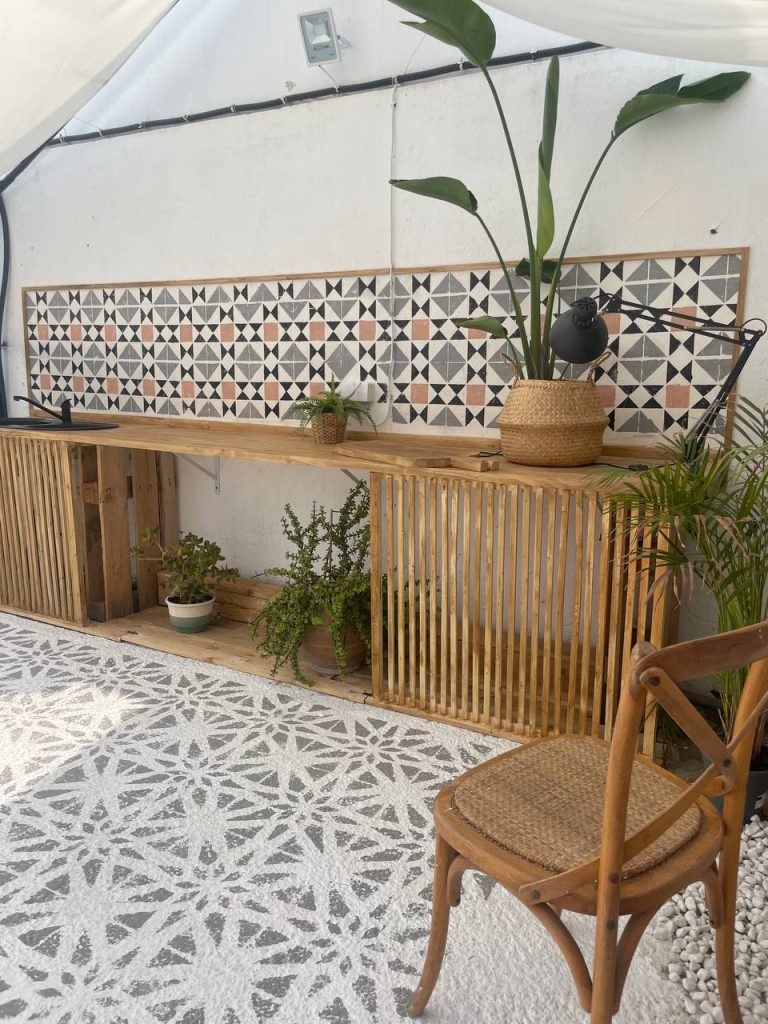 Renovar tu hogar con poco dinero 20 Cocina de exterior pintada