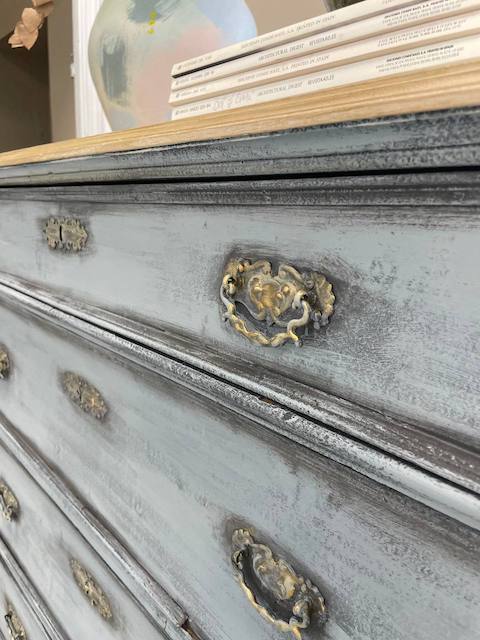 Pintar una cómoda con chalk paint con acabado profesional 28 Detalle tirador cómoda pintada con chalk paint