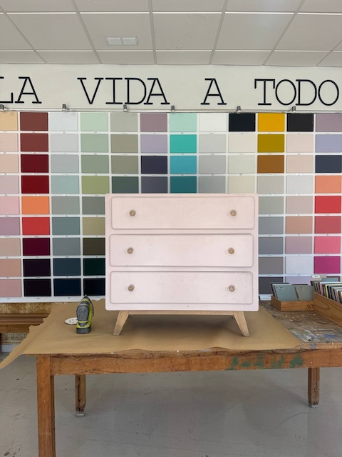 Comoda de madera blanca con patas