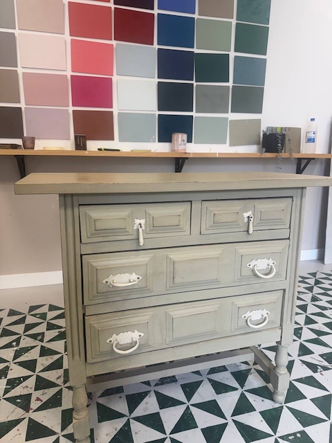 ¿Te atreves a transformar una cómoda en un mueble de lavabo? 6 Cómoda antigua pintada en color Oliva