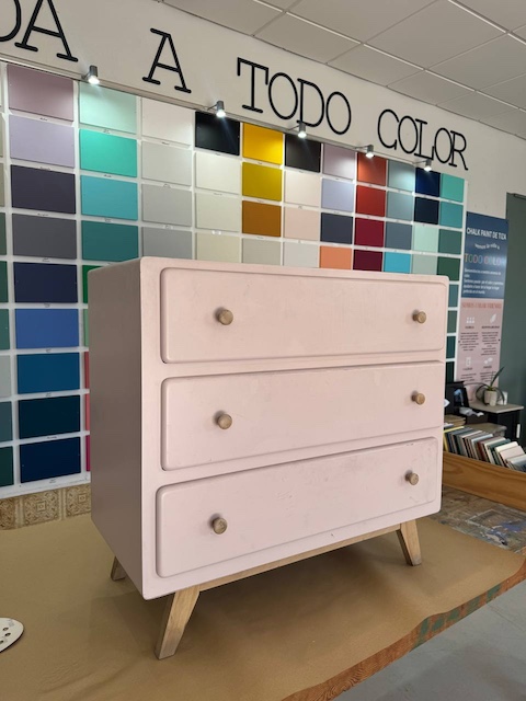 Comoda de madera blanca con patas de madera