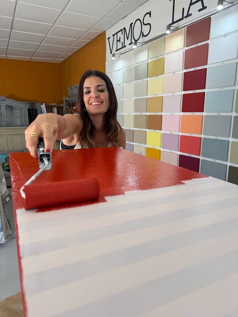 Gema aplicando la pintura roja para las rayas