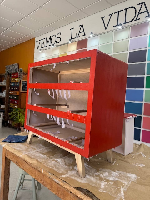 Mueble pintado de rojo