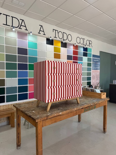 Mueble pintado con rayas estilo Mid Century