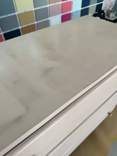 tapa de la comoda sucia