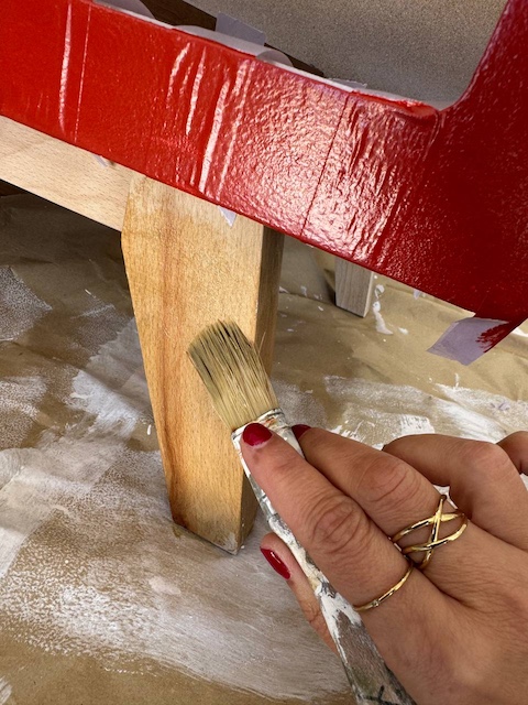 Aplicamos pátina Iroko en las patas