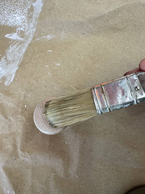 Aplicamos pátina Iroko en el pomo