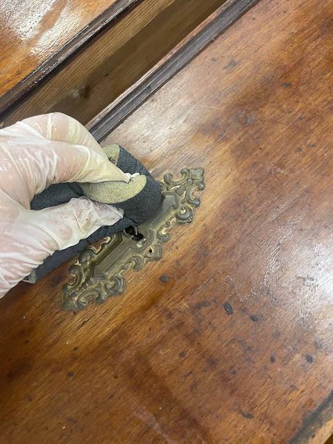 Pintar una cómoda con chalk paint con acabado profesional 7 Limpiamos la cómoda con un estropajo o lija fina