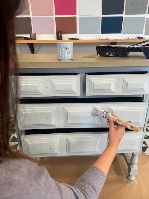 ¿Te atreves a transformar una cómoda en un mueble de lavabo? 16 Pintamos el mueble con Essential Azul Vintage