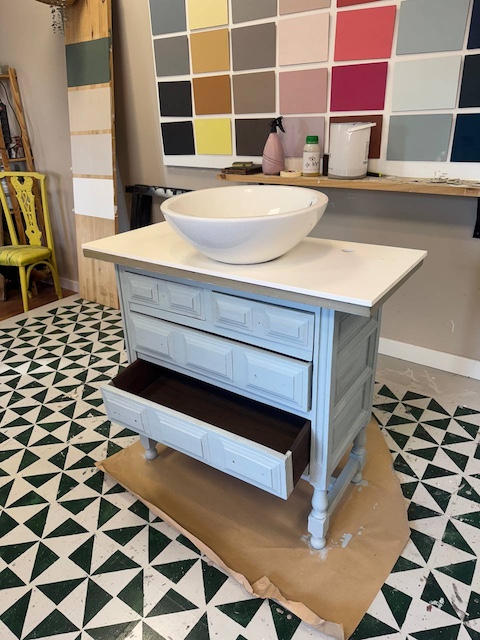 ¿Te atreves a transformar una cómoda en un mueble de lavabo? 17 Mueble pintado