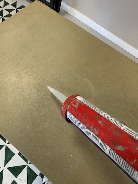 ¿Te atreves a transformar una cómoda en un mueble de lavabo? 18 Silicona para pegar el panel