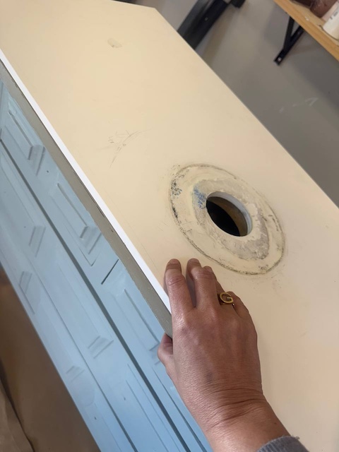 ¿Te atreves a transformar una cómoda en un mueble de lavabo? 19 Ajusatmos la tapa a la encimera del mueble