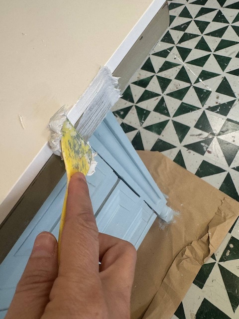 ¿Te atreves a transformar una cómoda en un mueble de lavabo? 20 Enmasillamos los laterales de la tapa