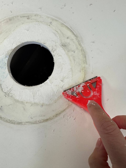 ¿Te atreves a transformar una cómoda en un mueble de lavabo? 21 Quitamos los restos de silicona de la tapa