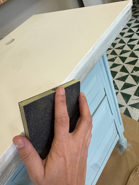 ¿Te atreves a transformar una cómoda en un mueble de lavabo? 22 Lijamos la masilla para alisar la superficie