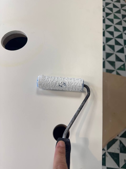 ¿Te atreves a transformar una cómoda en un mueble de lavabo? 23 Aplicamos la imprimación en la tapa