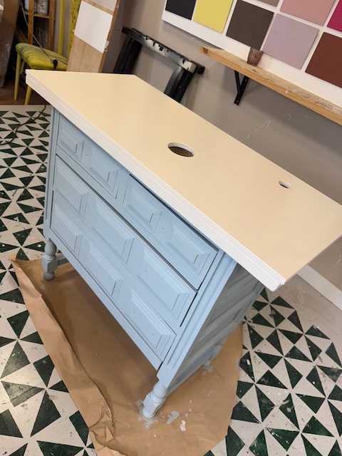 ¿Te atreves a transformar una cómoda en un mueble de lavabo? 24 Transformar una cómoda en un mueble de lavabo: tapa con imprimación