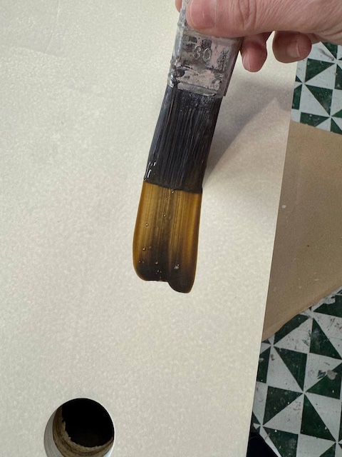 ¿Te atreves a transformar una cómoda en un mueble de lavabo? 25 Aplicamos una pátina nogal