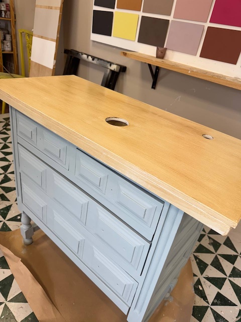 ¿Te atreves a transformar una cómoda en un mueble de lavabo? 26 Mueble con patina nogal