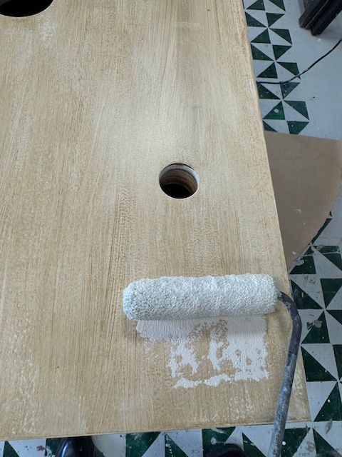 ¿Te atreves a transformar una cómoda en un mueble de lavabo? 27 Aplicamos una mano de Essential Lino para hacer el veteado