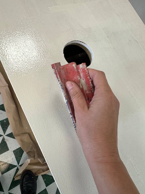 ¿Te atreves a transformar una cómoda en un mueble de lavabo? 28 Veteamos la tapa del mueble