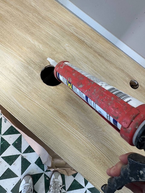 ¿Te atreves a transformar una cómoda en un mueble de lavabo? 30 Aplicamos silicona alrededor del agujero