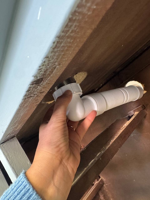 ¿Te atreves a transformar una cómoda en un mueble de lavabo? 32 Colocamos las tuberías del lavabo