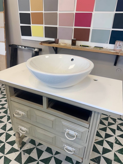 ¿Te atreves a transformar una cómoda en un mueble de lavabo? 8 Lavabo sobrepuesto encima de la cómoda