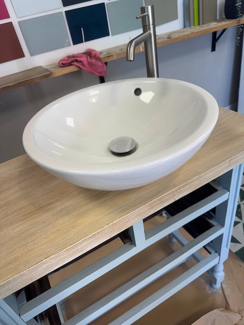 ¿Te atreves a transformar una cómoda en un mueble de lavabo? 35 Lavabo sobre mueble sin cajones