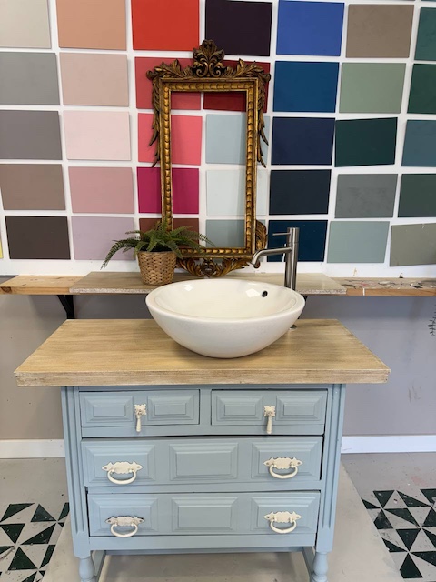 ¿Te atreves a transformar una cómoda en un mueble de lavabo? 38 Transformar una cómoda en un mueble de lavabo: resultado final con espejo decorativo.