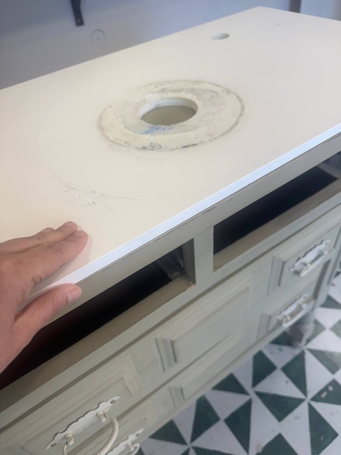 ¿Te atreves a transformar una cómoda en un mueble de lavabo? 9 Tomamos medidas de dónde irán los agujeros