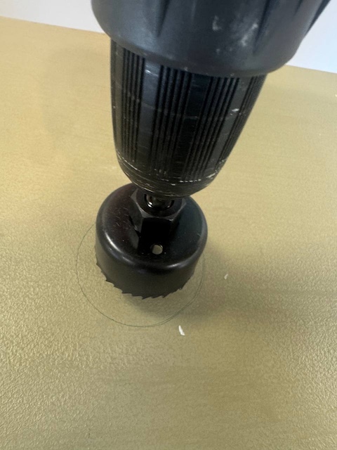 ¿Te atreves a transformar una cómoda en un mueble de lavabo? 10 Hacemos los agujeros con una caladora