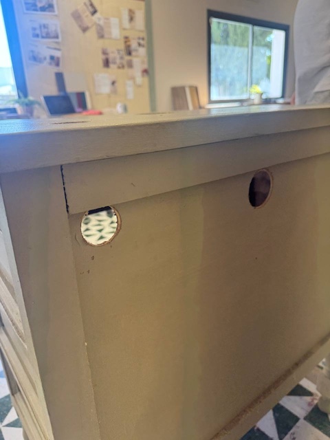 ¿Te atreves a transformar una cómoda en un mueble de lavabo? 11 Hacemos los agujeros de las tuberías