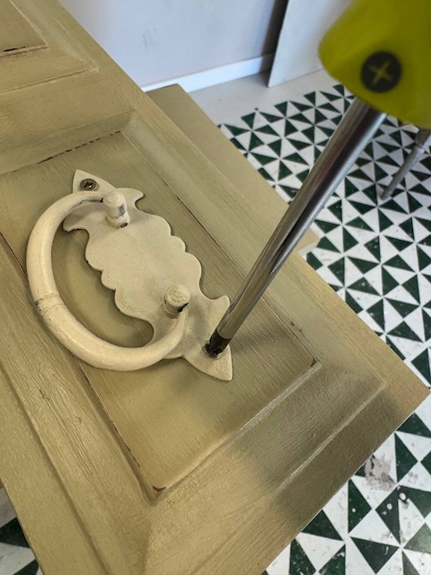 ¿Te atreves a transformar una cómoda en un mueble de lavabo? 12 Quitamos los tiradores