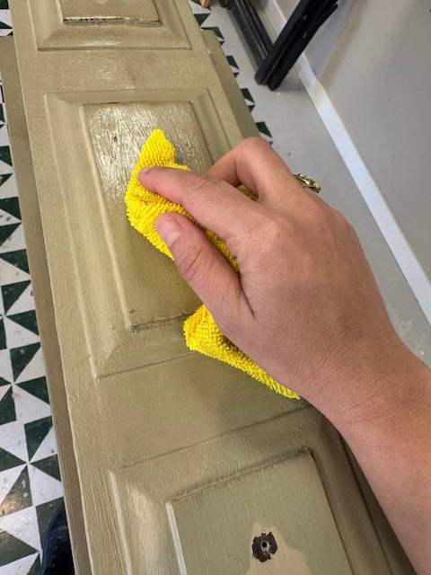 ¿Te atreves a transformar una cómoda en un mueble de lavabo? 13 Limpiamos el mueble con Superclean