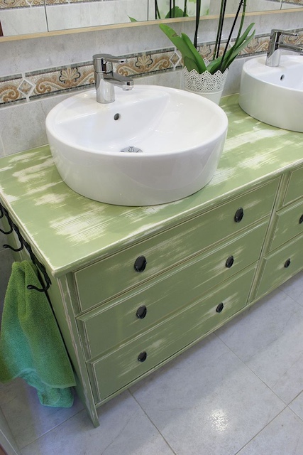 ¿Te atreves a transformar una cómoda en un mueble de lavabo? 40 Transformar una cómoda en un mueble de lavabo: lavabo desgastado en verde