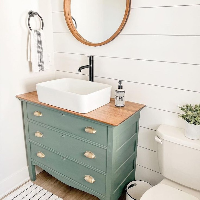 ¿Te atreves a transformar una cómoda en un mueble de lavabo? 41 Transformar una cómoda en un mueble de lavabo: lavabo en verde y grifo negro