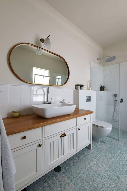 ¿Te atreves a transformar una cómoda en un mueble de lavabo? 42 Transformar una cómoda en un mueble de lavabo: lavabo blanco y tapa efecto madera