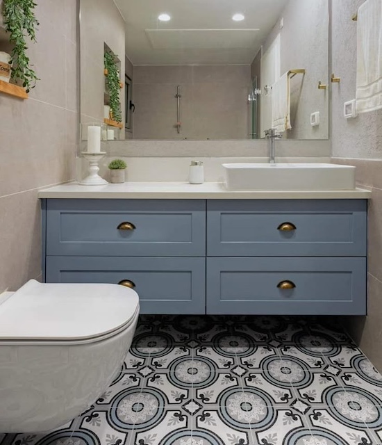 ¿Te atreves a transformar una cómoda en un mueble de lavabo? 43 Transformar una cómoda en un mueble de lavabo: lavabo azul